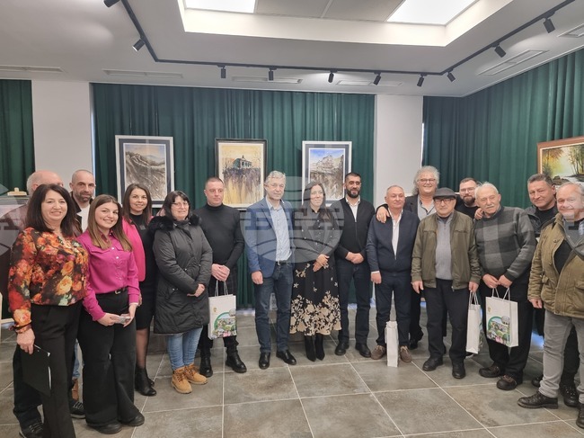 Изложбата „Свързани чрез изкуството“, представяща картини на осем творци от Босилеград, бе открита в Радомир