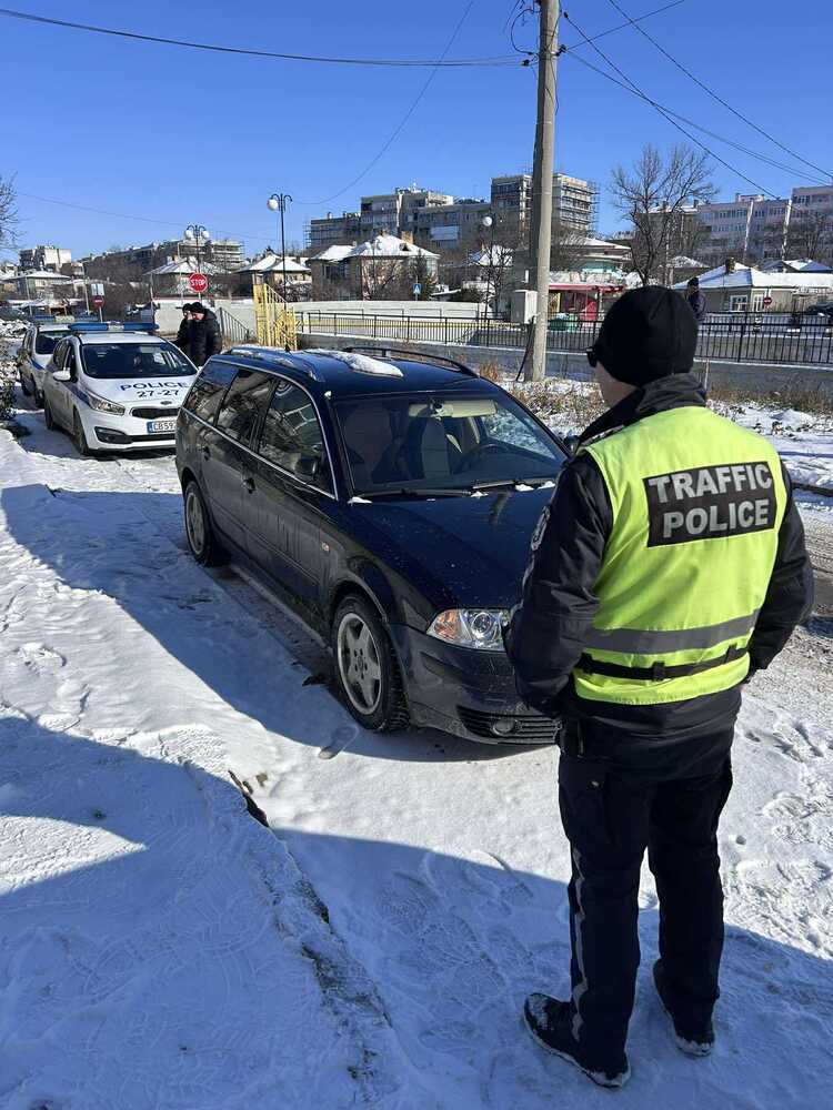 Непълнолетен от Нови пазар е задържан в полицейския арест за кражба на автомобил, съобщи говорителят на Областната дирекция на МВР-Шумен