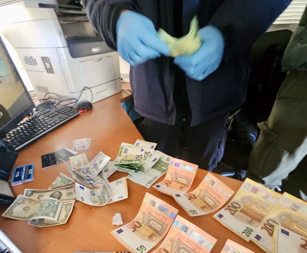 Български гражданин е с парична гаранция за опит да пренесе подправени банкноти през граничен пункт „Капитан Андреево“