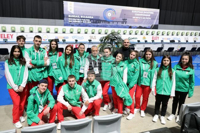 Българският отбор се снима за късмет с идолите си преди Европейското първенство по спортна стрелба в Бургас при юношите и девойките
