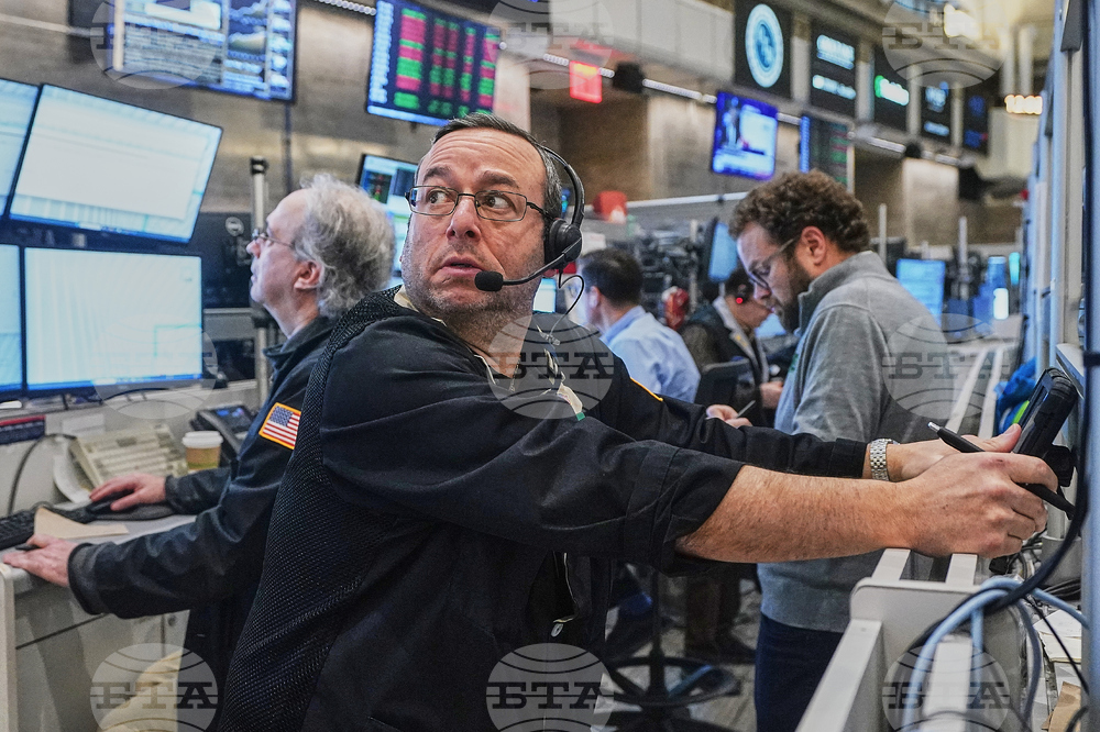 Индексите на Уолстрийт се движат колебливо преди обед, акциите на компании за облачни услуги поевтиняват