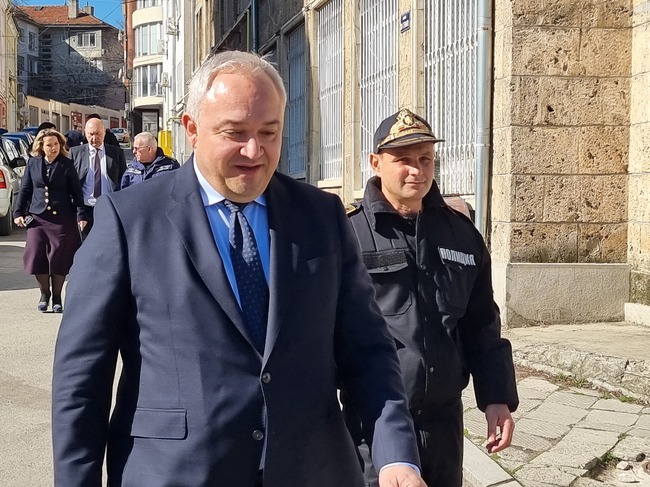 Работим по над 190 оперативни сигнала, свързани с купуване на гласове, каза в Шумен министър Иван Демерджиев