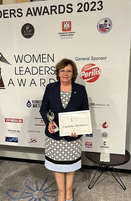 Община Ловеч: Кметът на Ловеч със златна статуетка като най-добър ръководител на общинска администрация