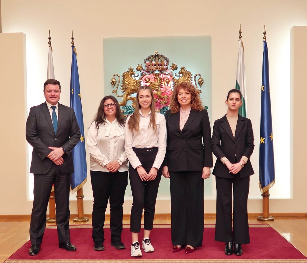 Вицепрезидентът към победителките в „Посланик за един ден“: Смело отстоявайте позициите си