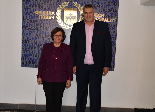 Кметът Корнелия Маринова и президентът на БФВ Любо Ганев разширяват хоризонта пред волейбола в Ловеч
