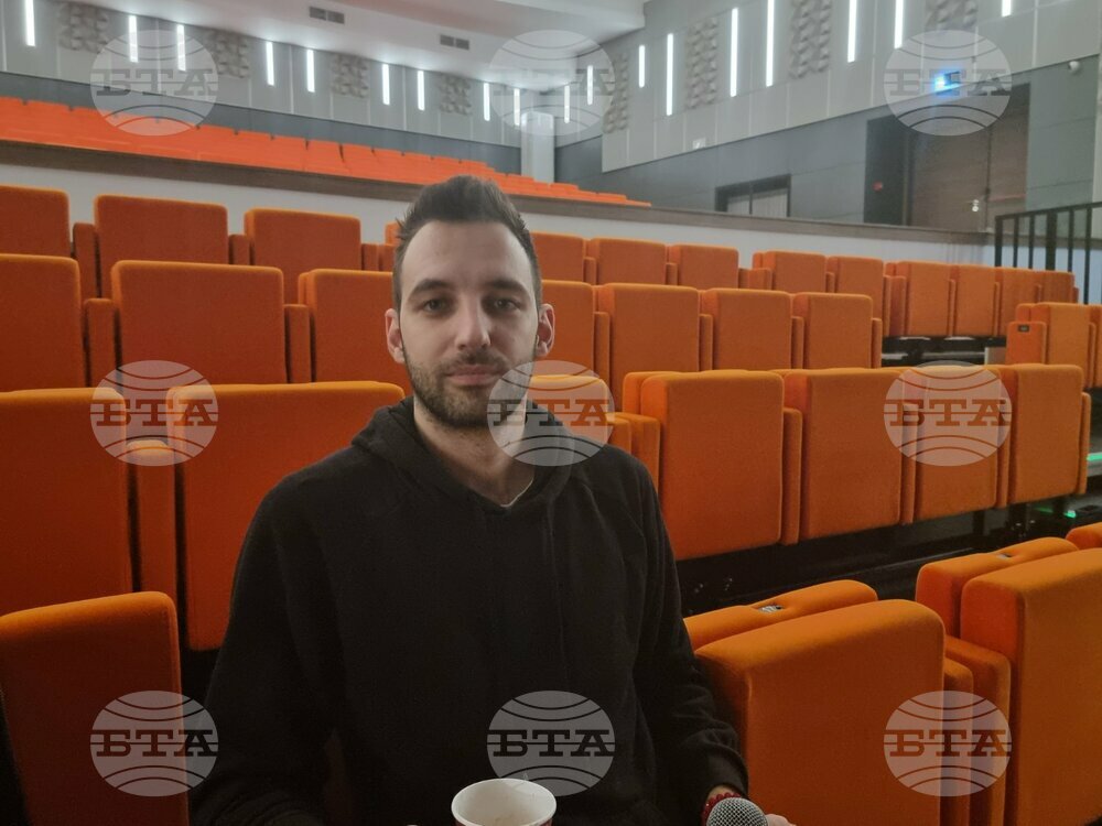 Въпреки житейските трудности, човек трябва да намира волята да продължи по пътя си, каза пред БТА режисьорът Денислав Янев