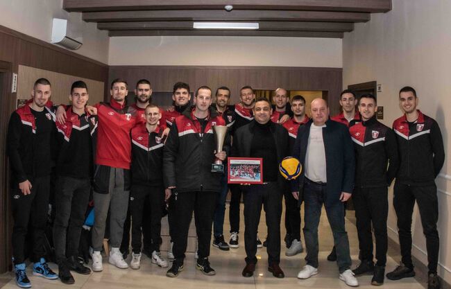 Община Етрополе: Носителите на Купа България Висша Лига с трогателен жест към кмета на Община Етрополе