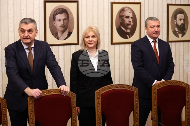 Всички политически сили сме длъжни да отговорим и да помогнем на служебния кабинет, каза Драгомир Стойнев от "БСП-Обединена левица" пред президента