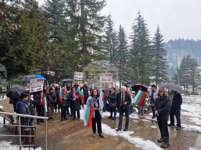 Жители на Смолян излязоха на протест с искане за отвод на съдия по дело за фотоволтаична централа