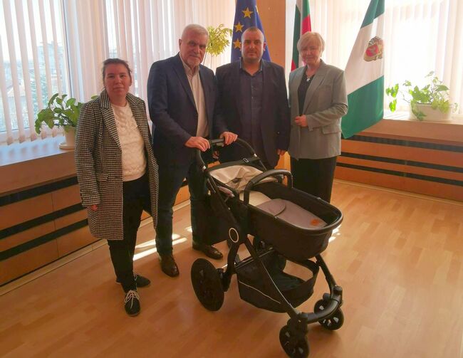 Община Разград: Подарък от Кмета Денчо Бояджиев за родителите на първото за годината бебе