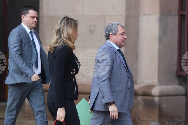 „Има такъв народ“ - президент - консултации - пристигане