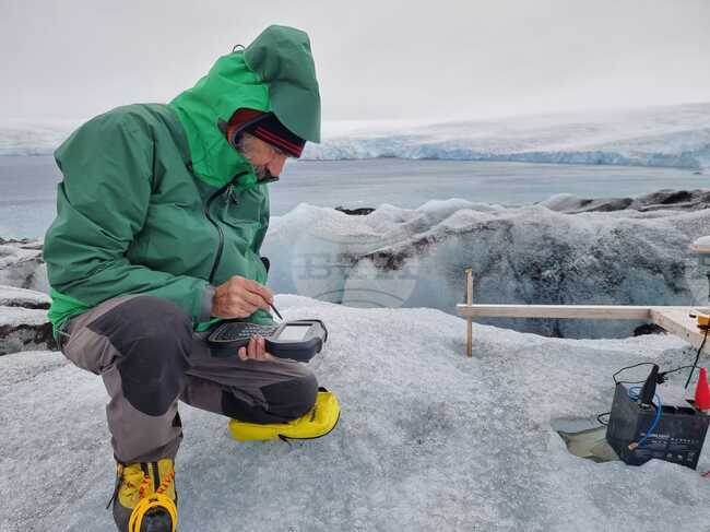 Антарктида - Ден 76 - тема на деня - Физикът Васил Гурев: Челото на ледника до българската антарктическа база се движи с 20-30 метра годишно