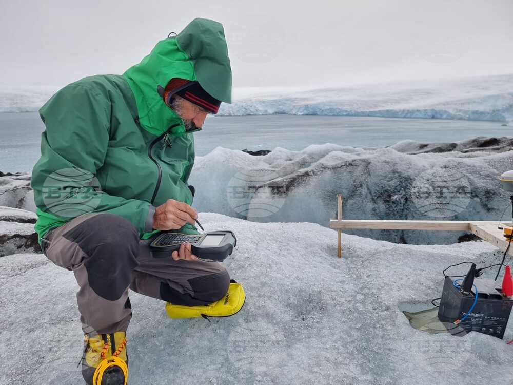Антарктида - Ден 76 - тема на деня - Физикът Васил Гурев: Челото на ледника до българската антарктическа база се движи с 20-30 метра годишно