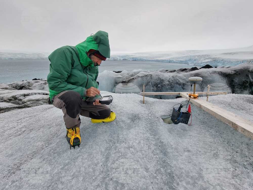 Антарктида - Ден 76 - тема на деня - Физикът Васил Гурев: Челото на ледника до българската антарктическа база се движи с 20-30 метра годишно