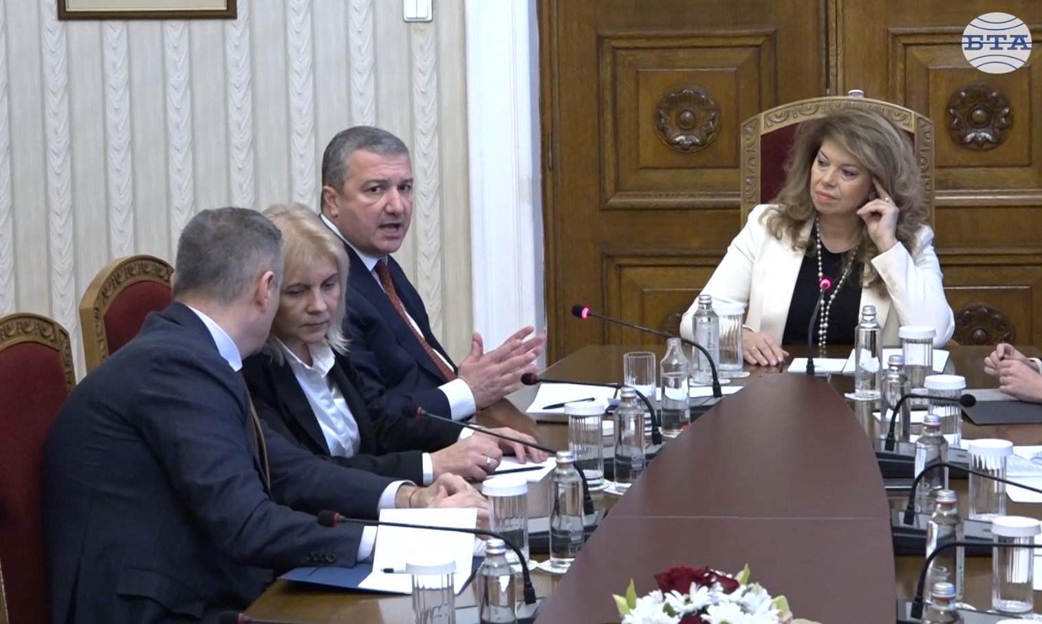 Всички политически сили сме длъжни да отговорим и да помогнем на служебния кабинет, каза Драгомир Стойнев от "БСП-Обединена левица" пред президента