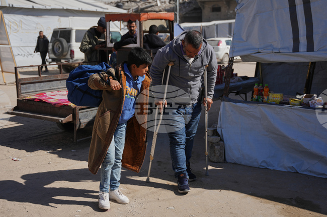 Около 180 палестинци са преминали границата на ивицата Газа с Египет за седмица, съобщиха местните власти 