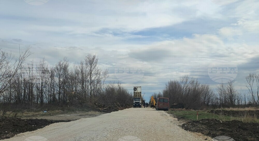 В община Ружинци напредва рехабилитацията на пътя за село Черно поле