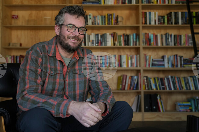 Американският писател Джон Грийн ще издаде първия си роман за възрастни