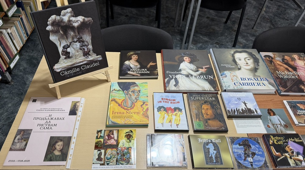 Дарение от стативи, книги и записи е получено в Регионалната библиотека в Хасково от българка, живееща в Германия