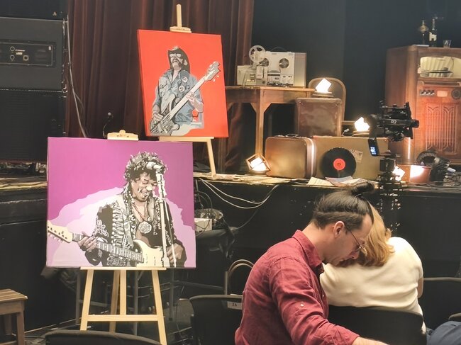 Изложба показва картини на музикални легенди от декора на спектакъла Rock Sensation 