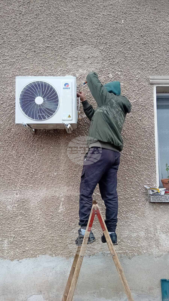 Община Монтана поставя безплатно климатици в домовете на жители, работата не спира и в студените дни, съобщи кметът