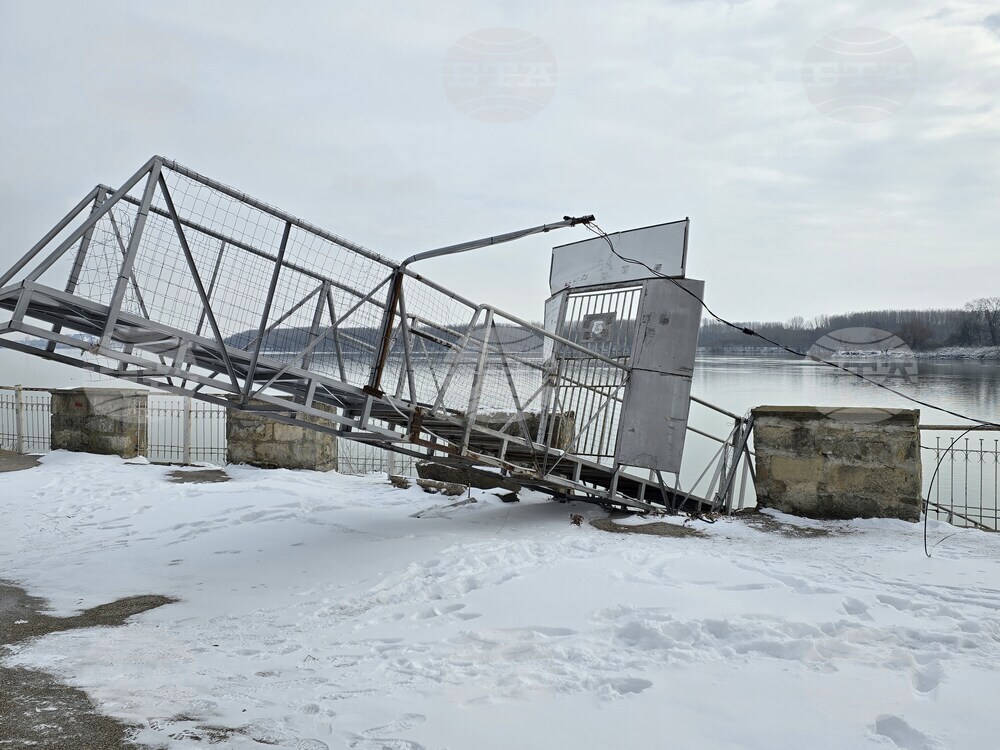 Видин - река Дунав - баржи - инцидент - свободно плаване - повредена инфраструктура