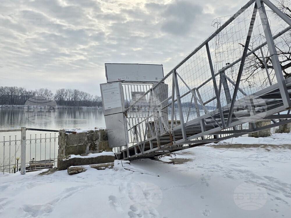 Видин - река Дунав - баржи - инцидент - свободно плаване - повредена инфраструктура