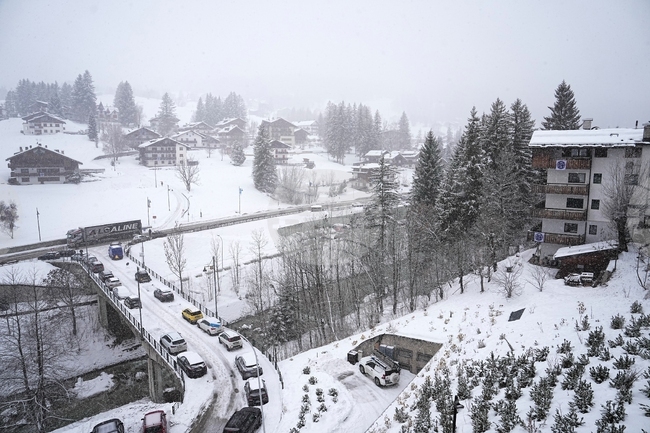 Сняг, студ, бурен вятър и големи вълни донесе арктически циклон в Италия