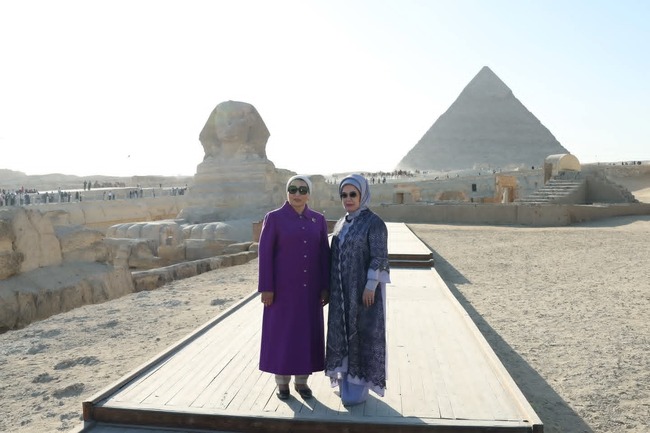 Първите дами на Турция и Египет посетиха пирамидите в Гиза и Големия египетски музей 