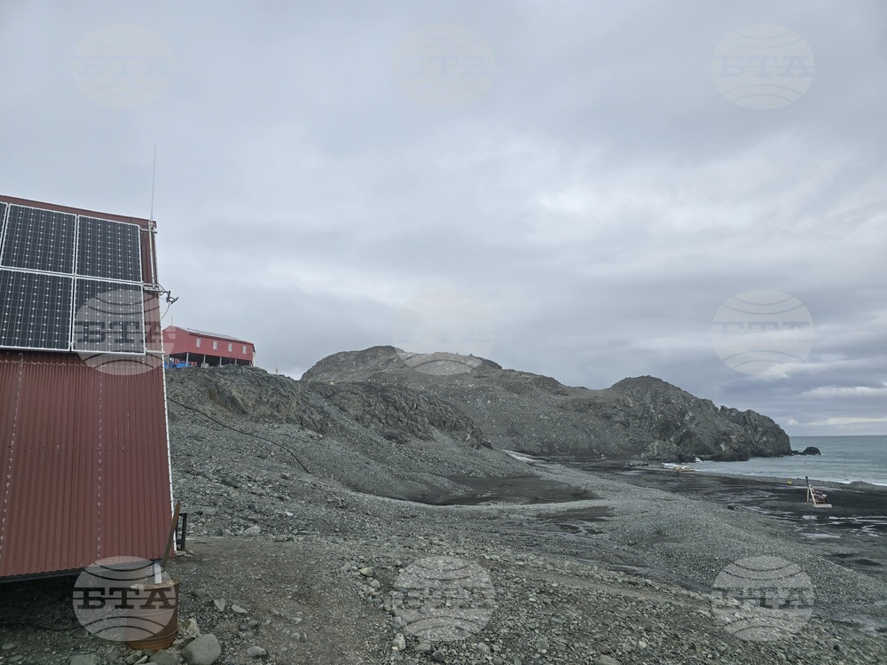 Научноизследователският кораб "Св. св. Кирил и Методий" днес ще осъществи преход до полуостров Бърнард и Елефант пойнт за пробонабиране