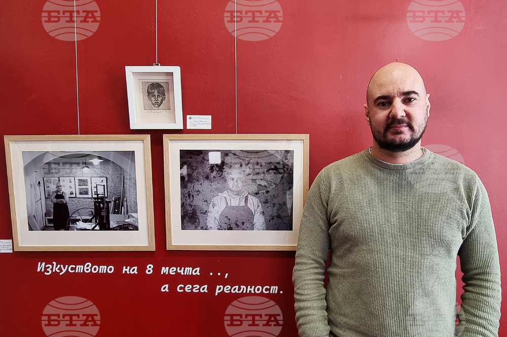 Плевенският график Емил Иванов представя самостоятелната си изложба „Търсения“