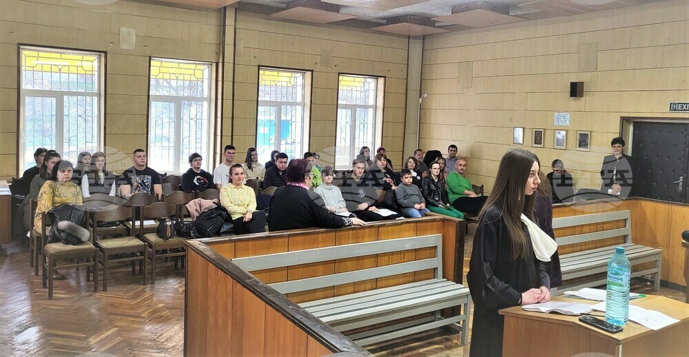 Ученици от Тутракан проведоха симулативен съдебен процес