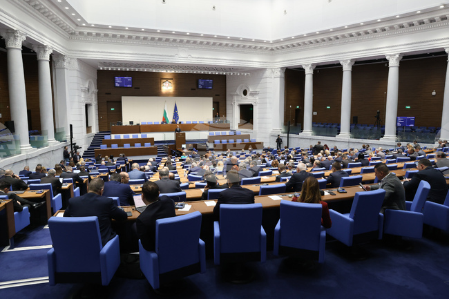 Парламентът обсъжда на второ четене промените в Изборния кодекс за ограничаване на секциите в страни извън ЕС 