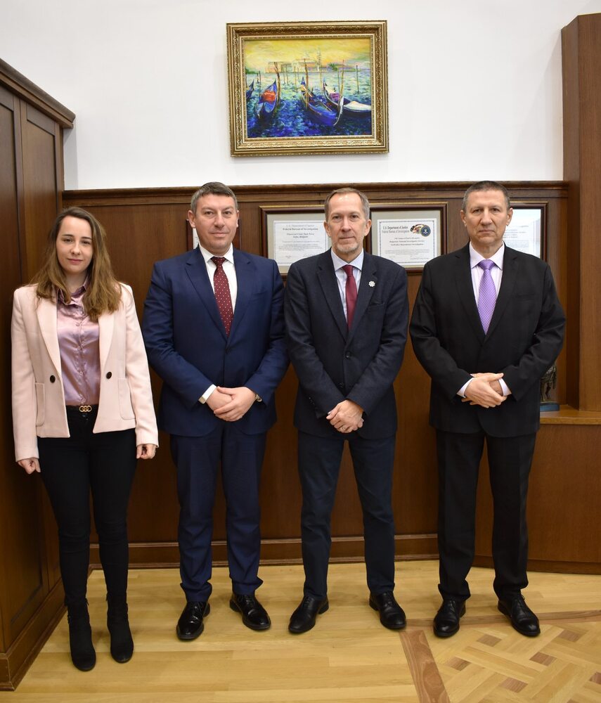 И.ф. главен прокурор Борислав Сарафов и и.ф. председател на ДАНС Деньо Денев обсъдиха с Гари Лайл от Британската приходна и митническа администрация разкриването на незаконната фабрика за цигари в гр. Батановци