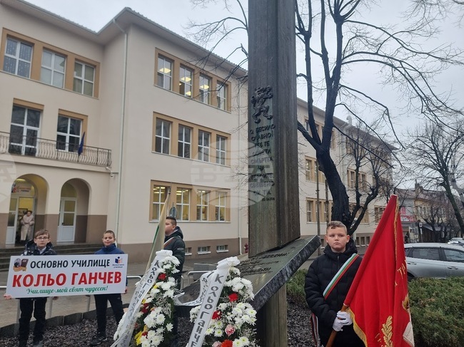 С поднасяне на венци и цветя бяха отбелязани 183 години от рождението на революционера Кольо Ганчев в Стара Загора