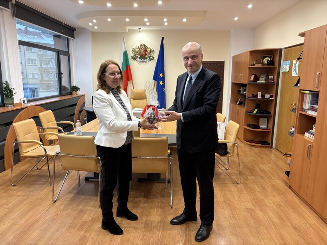 Възможности за културен обмен обсъдиха кметът на Казанлък Галина Стоянова и генералният консул на Република Турция в Пловдив Емре Манав
