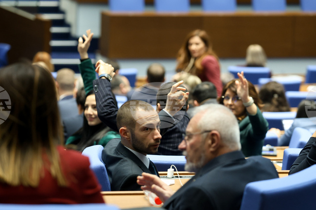Депутатите удължиха заседанието си до приемане на второ четене на промените в Изборния кодекс и в Закона за киберсигурност