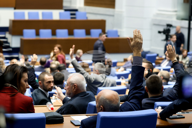 Депутатите удължиха заседанието си и продължават дебата по второто четене на измененията в Изборния кодекс