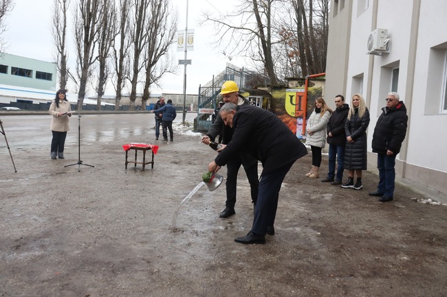 Започна реконструкция на водопровода по основна улица в Попово