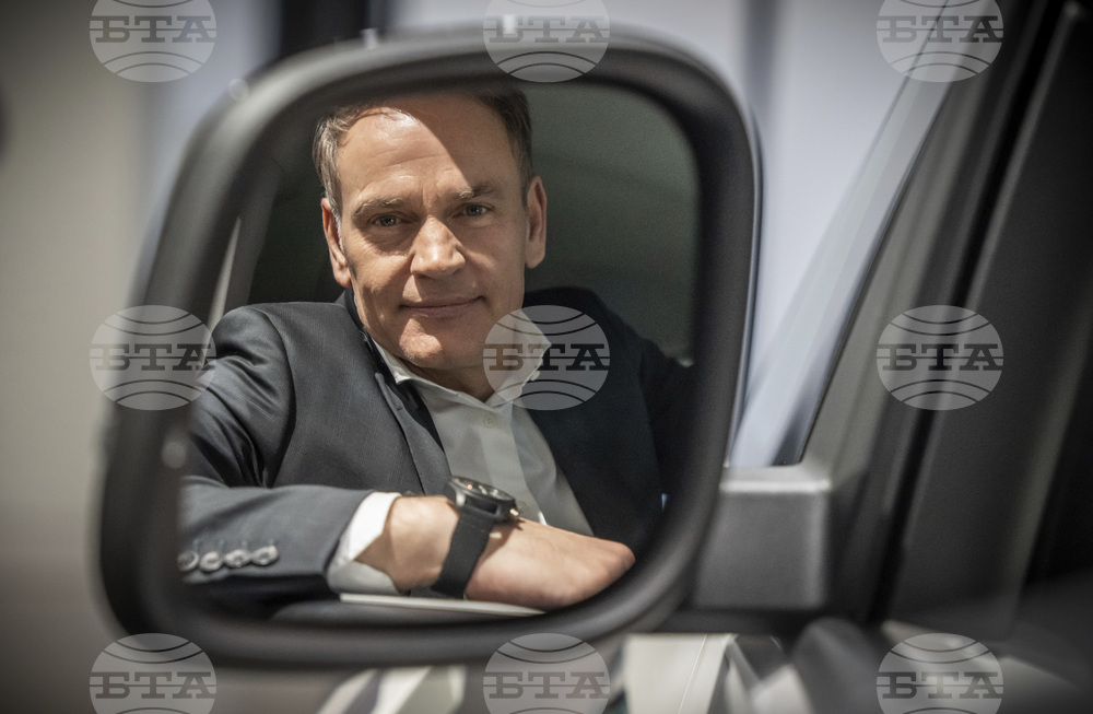 Засега "Фолксваген" има достатъчно чипове въпреки китайската забрана, заяви изпълнителният директор Оливер Блуме