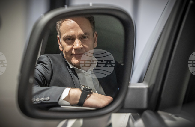 Засега "Фолксваген" има достатъчно чипове въпреки китайската забрана, заяви изпълнителният директор Оливер Блуме