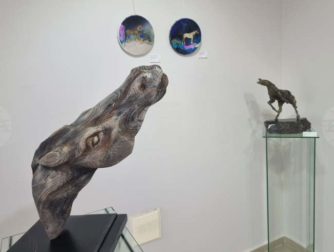 Трима художници интерпретират образа на коня в изложба на варненската галерия „Ларго“