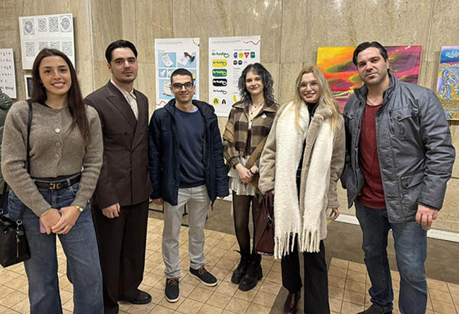 Изложбата „Дипломни проекти 2025“ на студенти от Факултета по науки за образованието и изкуствата може да се види в галерията „Алма Матер“ на СУ 