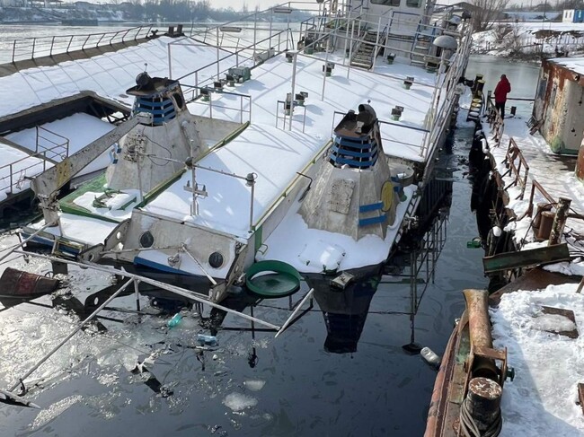 На този етап няма опасност от замърсяване на българския участък на река Дунав от баржата край Гюргево, съобщи областният управител на Русе 