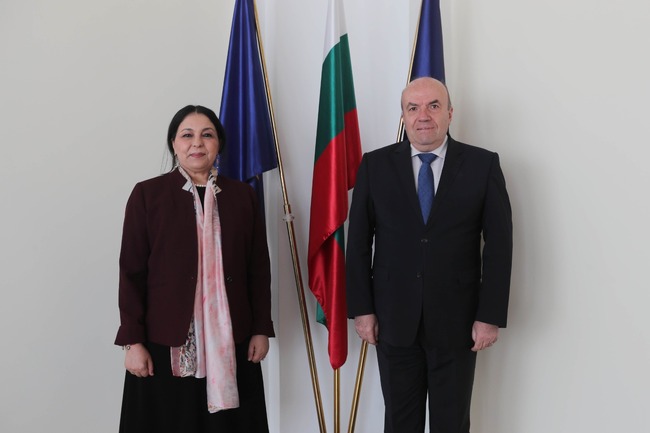 Министър Николай Милков прие извънредния и пълномощен посланик на Алжир Байя Бенсмаил