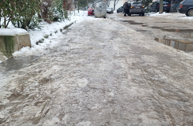 В Плевен обработват улици и тротоари срещу заледявания