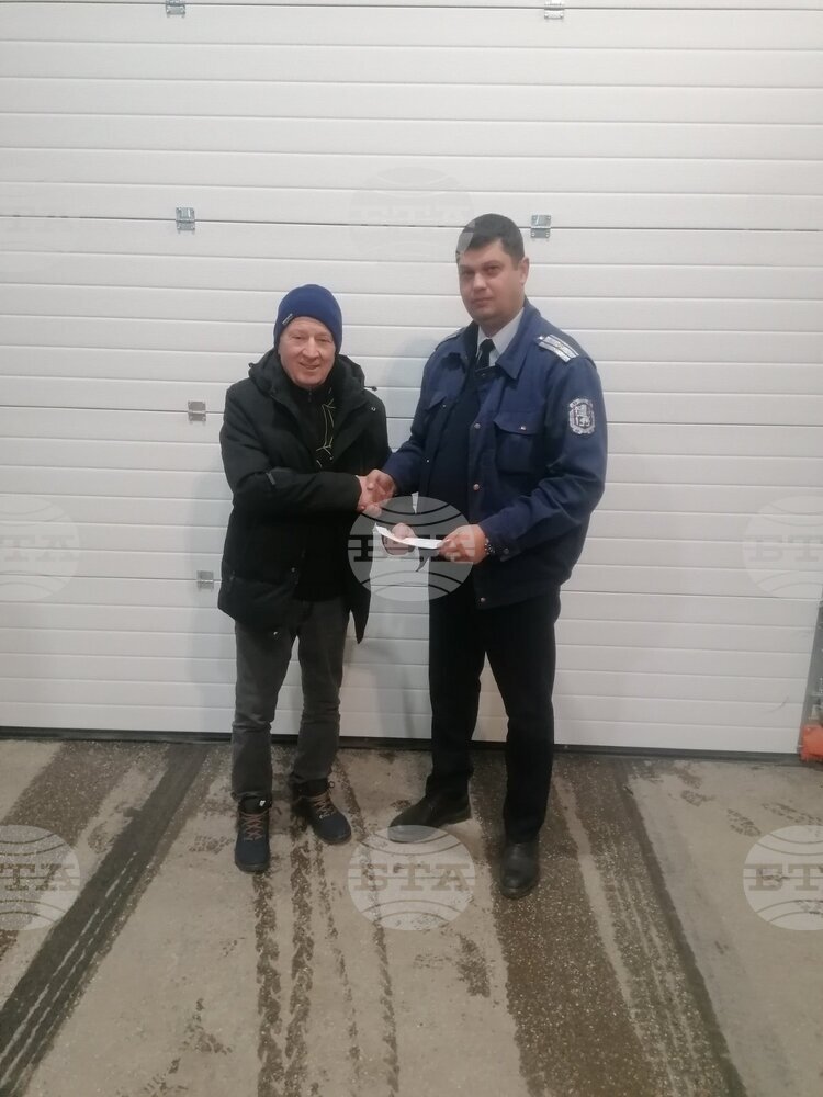 Служители на „Пътна полиция“ в Шумен намериха и върнаха на 72-годишен мъж изгубени пари 