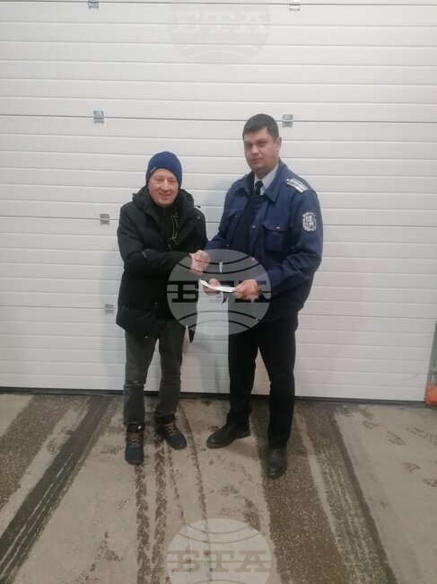 Служители на „Пътна полиция“ в Шумен намериха и върнаха на 72-годишен мъж изгубени пари 