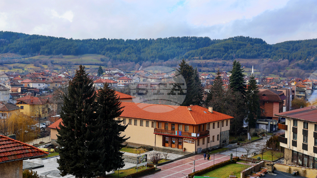 С богослужения в храма и с празнична програма Белица посреща Великден 