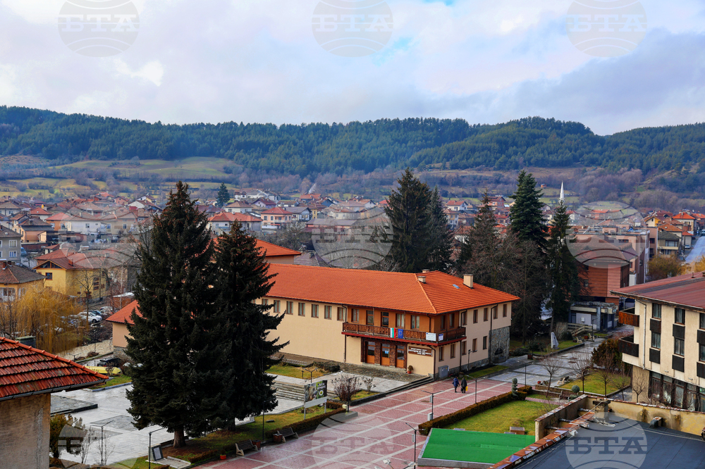 С богослужения в храма и с празнична програма Белица посреща Великден 